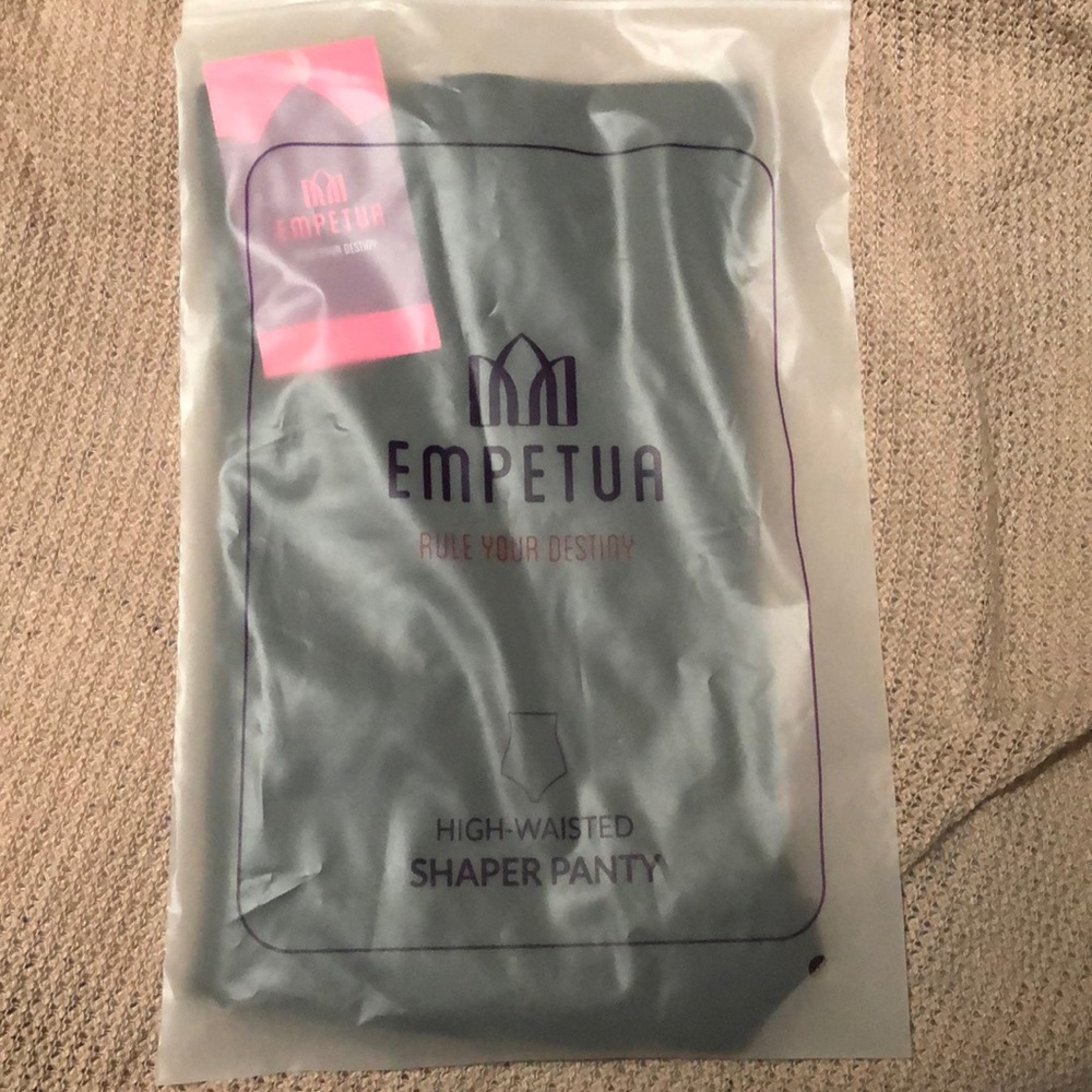 High-waisted shaper panty.